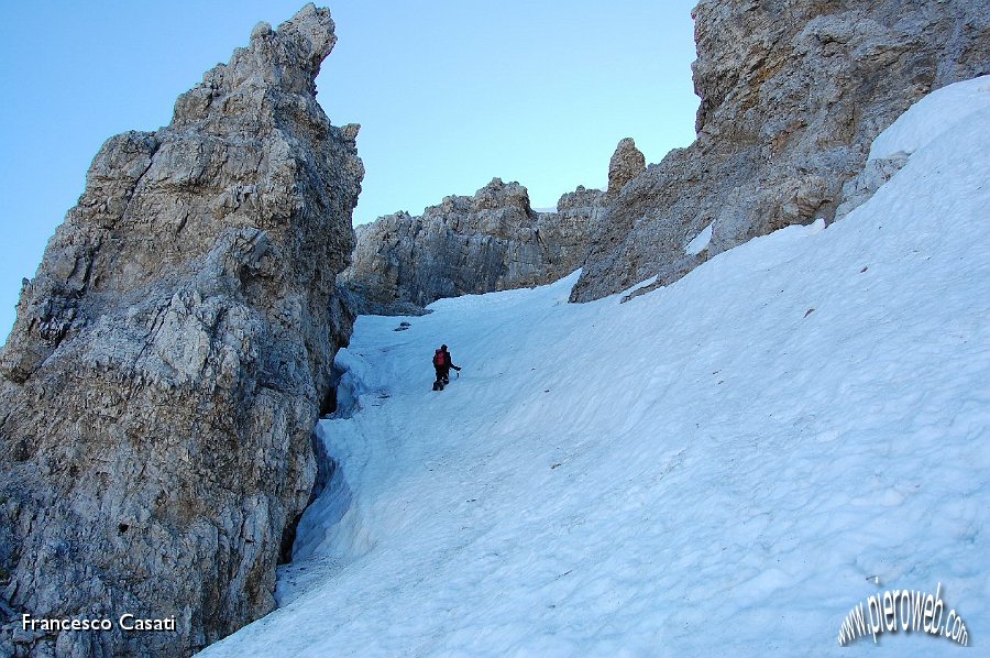 04 Piero tasta lo stato della neve.jpg